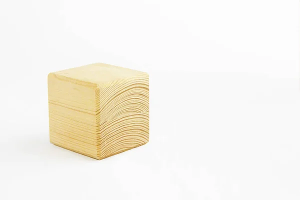 Деревянный декоративный куб с узорами разводов на белом фоне — стоковое фото