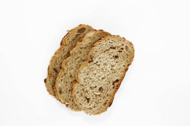 beyaz arka plan üzerinde tohumlu çavdar ekmeği parçaları