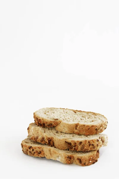 Pezzi di pane di segale con semi su sfondo bianco — Foto Stock