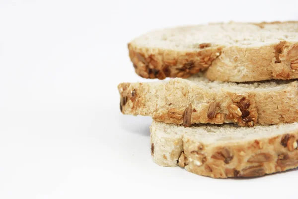 Beyaz arka plan üzerinde tohumlu çavdar ekmeği parçaları — Stok fotoğraf