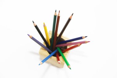 ahşap bir küp çizim için renkli kalemler