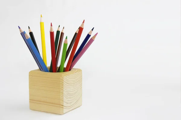 Barevné tužky pro kreslení v dřevěné krychli — Stock fotografie