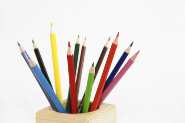 Crayons colorés pour dessiner dans un cube en bois — Photo