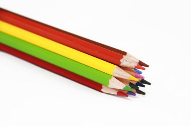 beyaz arka plan üzerinde çizim için renkli ahşap kalemler