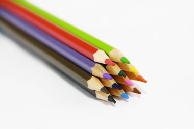 beyaz arka plan üzerinde çizim için renkli ahşap kalemler