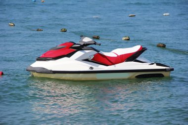 mavi deniz bir arka plan üzerinde deniz motosiklet jetski scooter