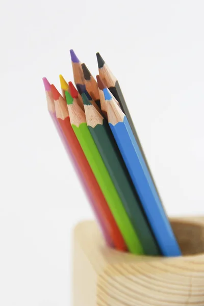 五颜六色的木制铅笔，用于在白色背景上绘图 — 图库照片