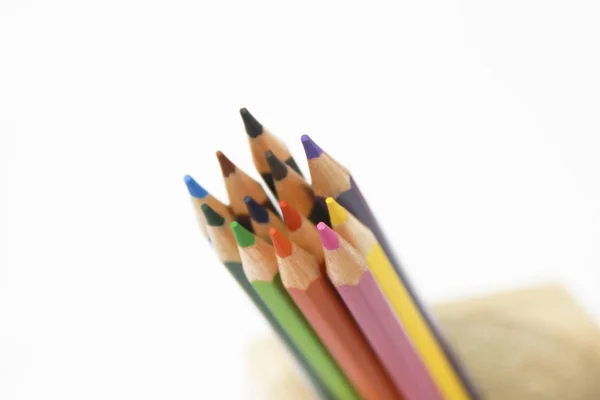 Colorate matite di legno per disegnare su sfondo bianco — Foto Stock