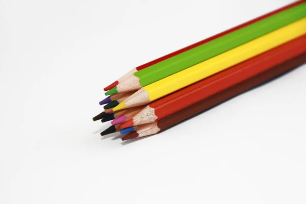 Crayons en bois colorés pour le dessin sur fond blanc — Photo