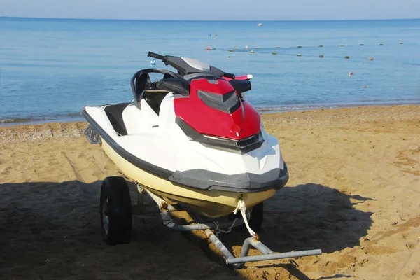Мотоцикл на мотороллере на фоне синего моря — стоковое фото