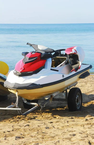 Moto de mar moto de jetski sobre un fondo de mar azul — Foto de Stock