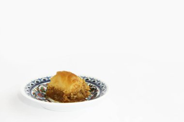 renkli plaka üzerinde bal ile geleneksel Türk pişmiş tatlılık baklava