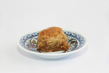 renkli plaka üzerinde bal ile geleneksel Türk pişmiş tatlılık baklava