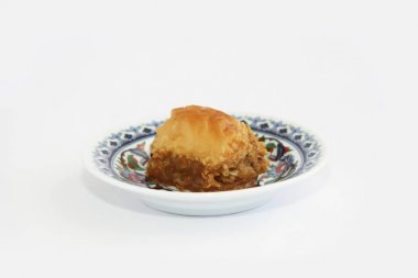 renkli plaka üzerinde bal ile geleneksel Türk pişmiş tatlılık baklava