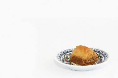 renkli plaka üzerinde bal ile geleneksel Türk pişmiş tatlılık baklava