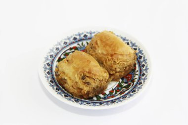 renkli plaka üzerinde bal ile geleneksel Türk pişmiş tatlılık baklava