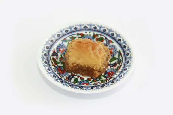 Tradisional Turki baklava manis dipanggang dengan madu di atas piring berwarna-warni — Stok Foto