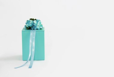 Çiçek ve kurdele tasarımları ile dekoratif mavi hediye kutusu