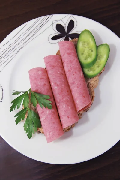 Sándwich de pan de centeno con salchichas de carne, pepinos y perejil —  Fotos de Stock