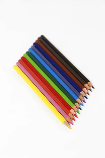 Lápis de madeira coloridos para desenho sobre fundo branco — Fotografia de Stock