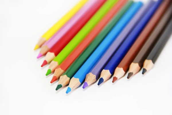 Crayons en bois colorés pour le dessin sur fond blanc — Photo