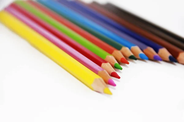 Crayons en bois colorés pour le dessin sur fond blanc — Photo