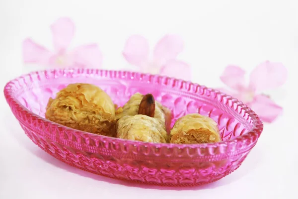 Tradicional baklava dulce turco con nueces en un plato decorativo rosa — Foto de Stock