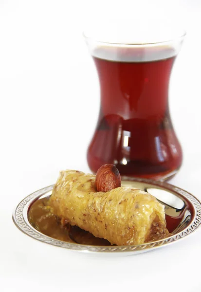 Traditionelle türkische Süßigkeit mit Baklavanüssen und türkischem Tee im Glasbecher — Stockfoto