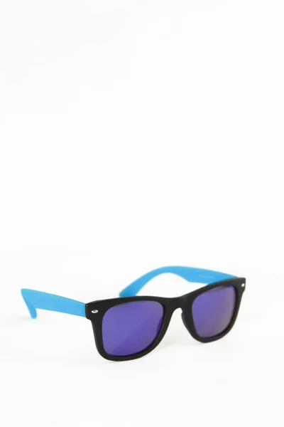 Летние солнцезащитные очки в синей пластиковой рамке и фиолетовых линзах — стоковое фото
