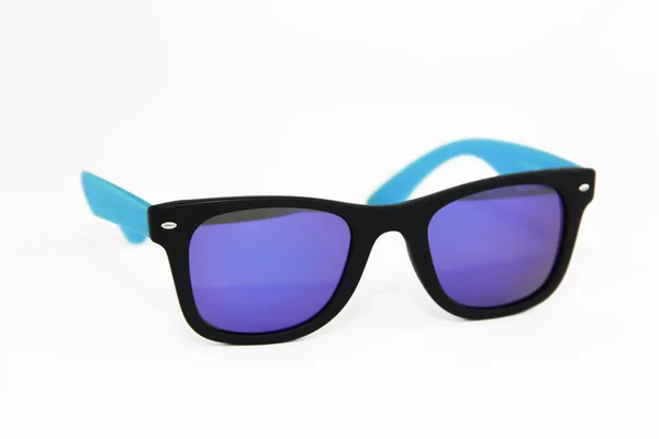 Sommersonnenbrille mit blauem Kunststoffrahmen und lila Gläsern — Stockfoto