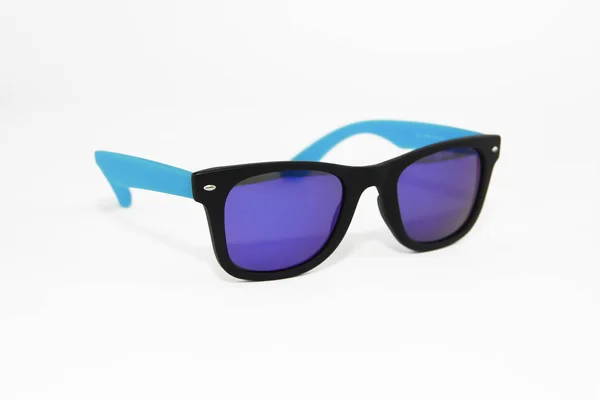 Letnie okulary przeciwsłoneczne w niebieskiej ramie z tworzywa sztucznego i fioletowe soczewki — Zdjęcie stockowe