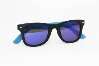 mavi plastik çerçeve ve mor lensler yaz güneş gözlüğü