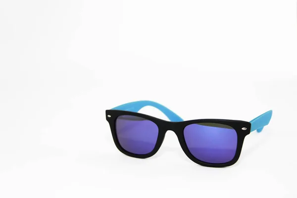 Gafas de sol de verano en montura de plástico azul y lentes púrpuras — Foto de Stock