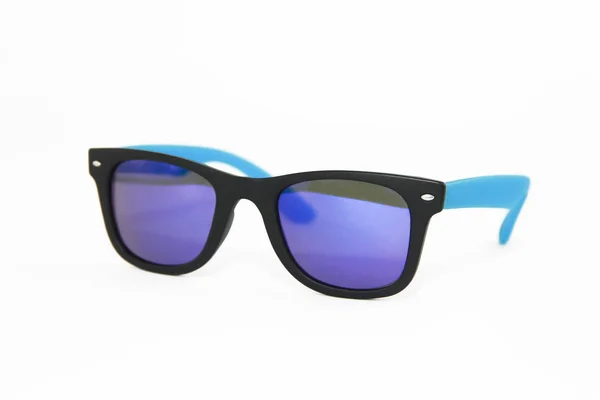 Letnie okulary przeciwsłoneczne w niebieskiej ramie z tworzywa sztucznego i fioletowe soczewki — Zdjęcie stockowe