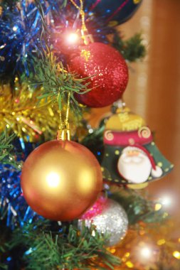 yeni yıl tatili için Noel ağacında oyuncak topları