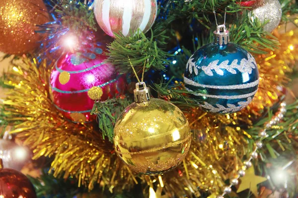 Spielzeugkugeln am Weihnachtsbaum für das neue Jahr — Stockfoto