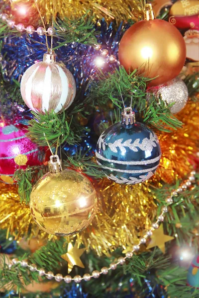 Spielzeugkugeln am Weihnachtsbaum für das neue Jahr — Stockfoto