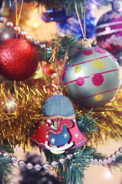 Yeni yıl tatili için Noel ağacında oyuncak topları — Stok fotoğraf