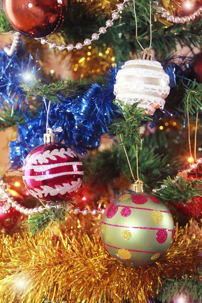 Juguetes bolas en el árbol de Navidad para las vacaciones de año nuevo — Foto de Stock