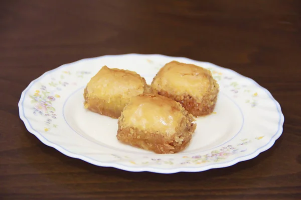 Tradiční turecká Výdechová baklava s ořechy na bílém plechu — Stock fotografie