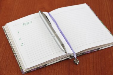 Beyaz sayfalar ve kalem, penster ile iş ve notlar için not defteri