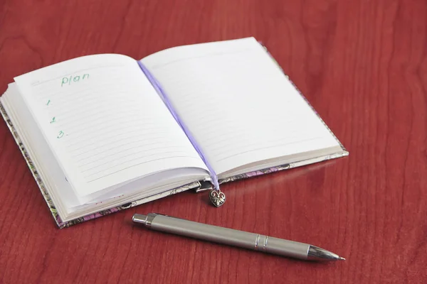 Notitieboekje voor bedrijven en notities met witte pagina's en potlood, penster — Stockfoto