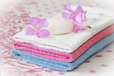 banyo için çok renkli pamuk beyaz mavi pembe banyo havluları