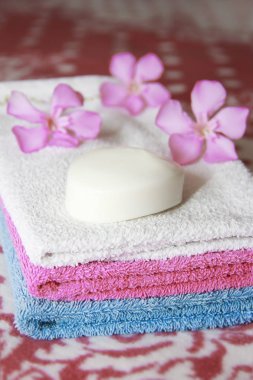 banyo için çok renkli pamuk beyaz mavi pembe banyo havluları