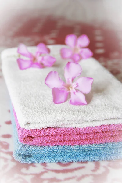 Toallas de baño rosa azul blanco de algodón multicolor para el baño — Foto de Stock