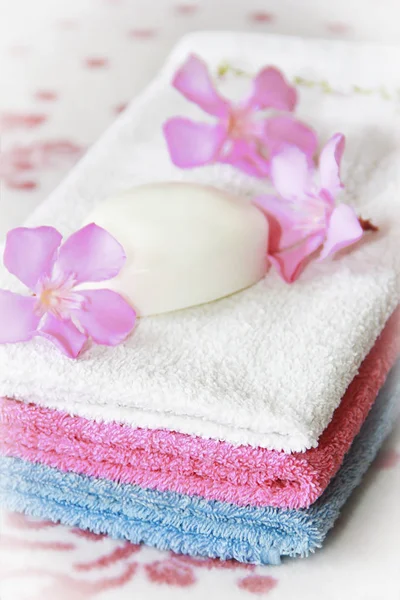 Πολύχρωμο βαμβάκι λευκό μπλε ροζ πετσέτες μπάνιου για το μπάνιο — Φωτογραφία Αρχείου
