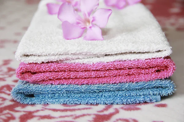 Multi-colorido algodão branco azul rosa toalhas de banho para o banheiro — Fotografia de Stock