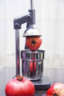 kırmızı nar meyve ve metal el sıkacağı ev iç