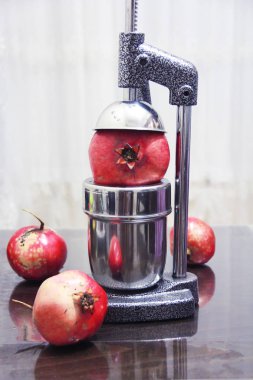 kırmızı nar meyve ve metal el sıkacağı ev iç