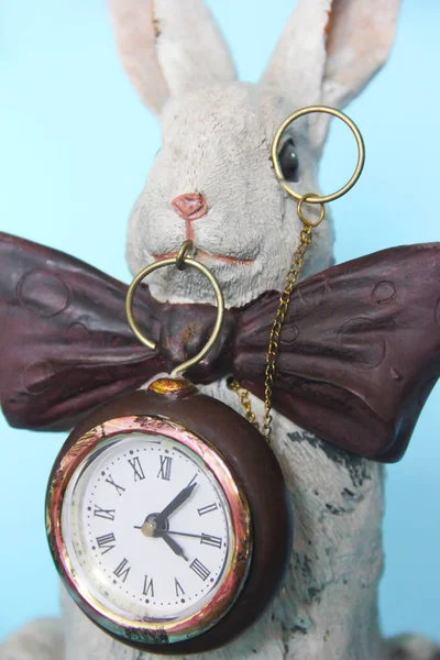 Skulptur aus Keramik grauer Hase mit Uhr für den Innenraum — Stockfoto